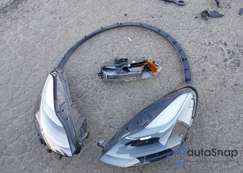 2024 Tesla Model Y Long Range Dual Motor All-Wheel Drive z USA, uszkodzony, nr VIN 7SAYGDEE5RA288283